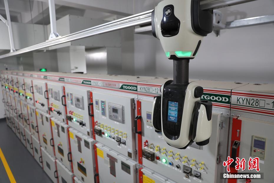 10月26日，在距离首届中国国际进口博览会场馆不远的一座变电站里，智能巡检机器人正带着摄像头“一步一停”，监控着一排排配电柜。据介绍，这里是国家电网为首届进口博览会“保电”的一座智能变电站。目前，首批15套电力巡检机器人已在进博会核心区域投用，确保用电万无一失。中新社记者 张亨伟 摄 图片来源：中新网
