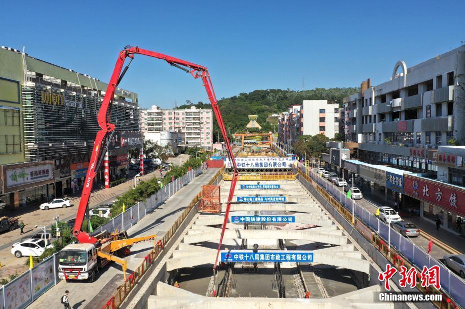10月28日，由深圳地铁集团建设管理、中铁十八局承建的深圳地铁10号线双拥街站主体结构封顶。这座从龙岗平湖通往深圳主城区方向的新线首发站，也是亚洲在建最长单体地铁车站，出入口达19个。该车站为地下两层岛式结构车站，采用明挖顺作法施工，最深处21.6米，宽20.2米，总长度达710米，相当于三个标准站的规模；预计2020年开通试运营。 中新社记者 陈文 摄 图片来源：中新网