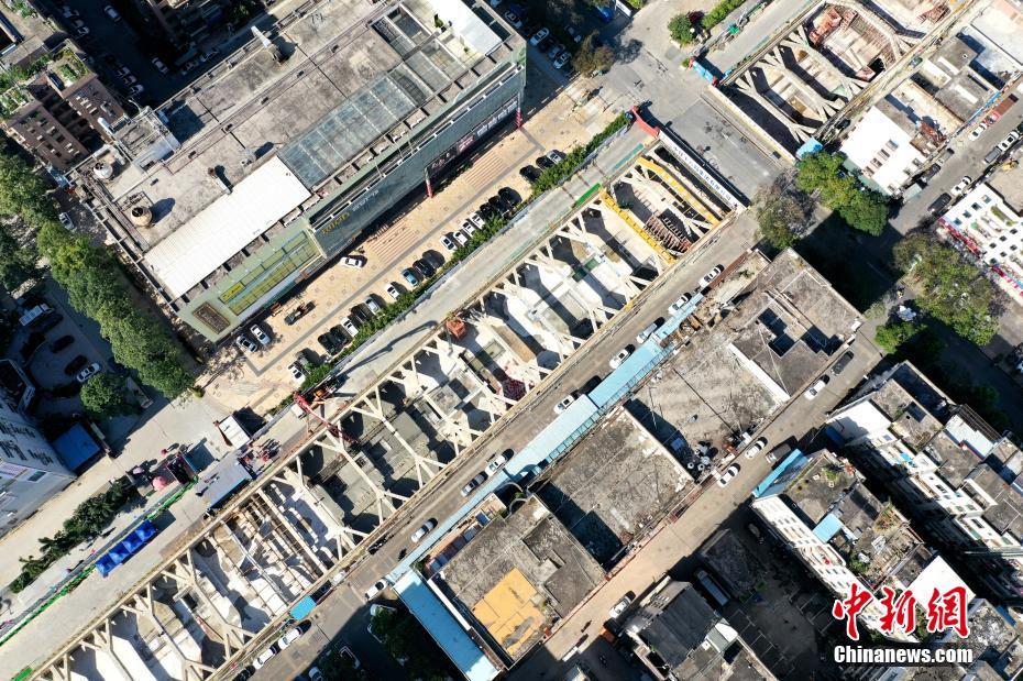 10月28日，由深圳地铁集团建设管理、中铁十八局承建的深圳地铁10号线双拥街站主体结构封顶。这座从龙岗平湖通往深圳主城区方向的新线首发站，也是亚洲在建最长单体地铁车站，出入口达19个。该车站为地下两层岛式结构车站，采用明挖顺作法施工，最深处21.6米，宽20.2米，总长度达710米，相当于三个标准站的规模；预计2020年开通试运营。 中新社记者 陈文 摄 图片来源：中新网