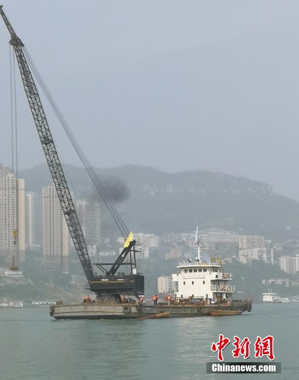 大型救援船只抵达事发水域正在展开救援。四川路桥 供图 图片来源：中新网
