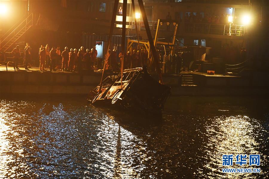 这是10月31日拍摄的重庆万州坠江公交车打捞现场。10月31日23时30分左右，记者在重庆万州江面的打捞现场看到，随着浮吊船的吊索缓缓提升，坠江的公交车被打捞出水面。 10月28日10时8分，重庆市万州区一辆公交车行驶至长江二桥时，与一辆小轿车相撞后坠江。经公安机关初步核实，失联人员15人。新华社记者 王全超 摄 图片来源：新华网