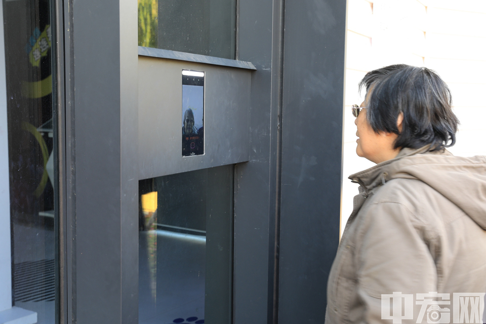 市民通过刷脸进入未来空间。 中宏网记者 富宇 摄
