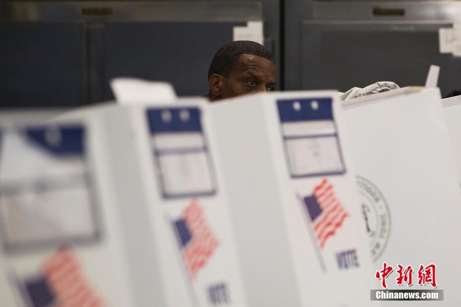 当地时间11月6日，美国2018年中期选举投票日，一位选民在位于纽约布朗克斯区的投票站填写选票。中新社记者 廖攀 摄 图片来源：中新网