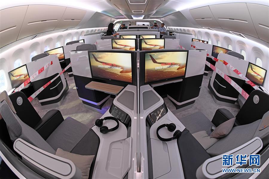 展出的CR929远程宽体客机1:1样机客舱内部（11月7日摄）。新华社记者 梁旭 摄