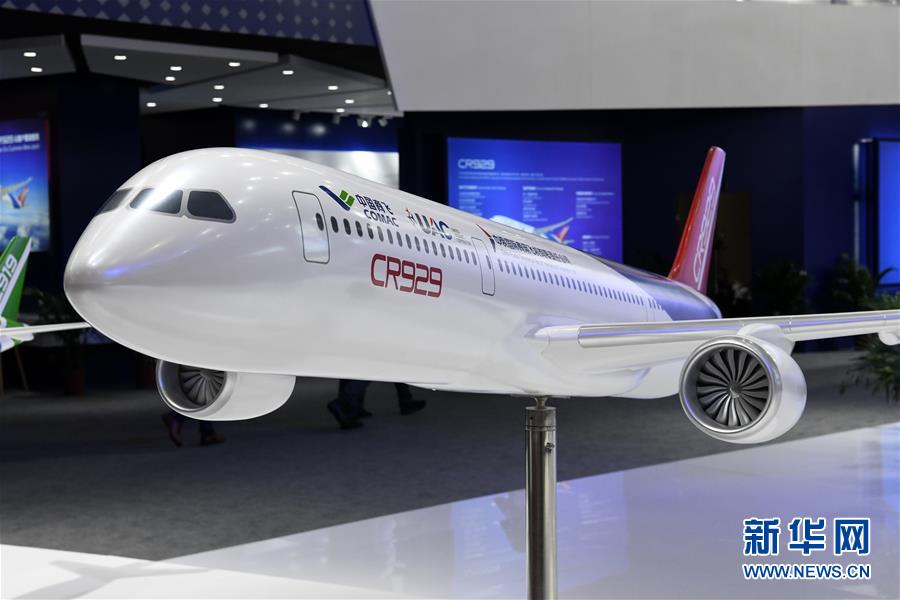 现场展示的CR929模型（11月7日摄）。

　　在第十二届中国国际航空航天博览会上，作为我国民用大飞机的研制主体，中国商用飞机有限责任公司展示了CR929远程宽体客机1:1样机，吸引了众多观众参观体验。 新华社记者 梁旭 摄