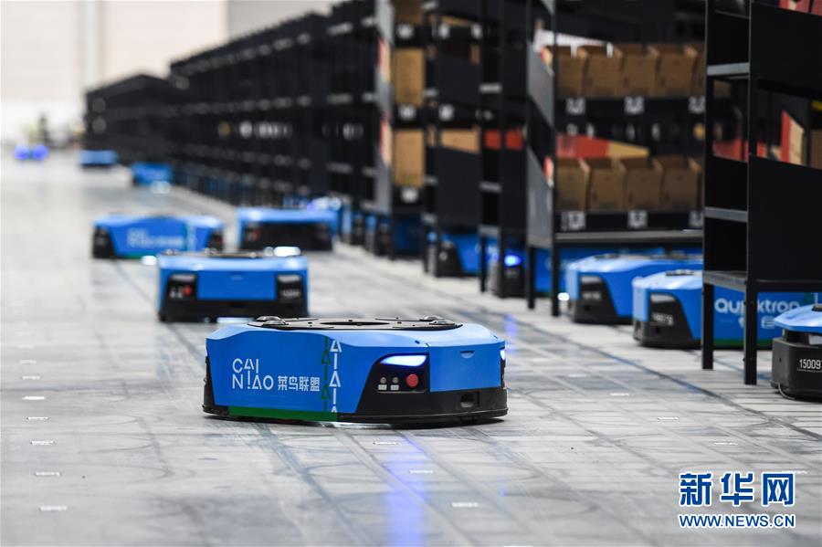 11月8日，智能搬运机器人在仓库内运行，准备搬运货物。  新华社记者 李博 摄 图片来源：新华网