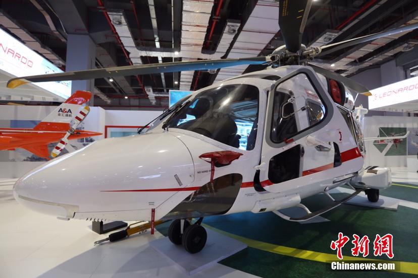 【最贵展品——莱奥纳多AW189直升机】
　　来自意大利的“吸睛”展品意大利莱奥纳多直升机（型号AW189）是本届进博会最贵的展品，该型号直升机价值2亿元人民币，此次展出也是它的中国首秀。 张亨伟 摄 图片来源：中新网