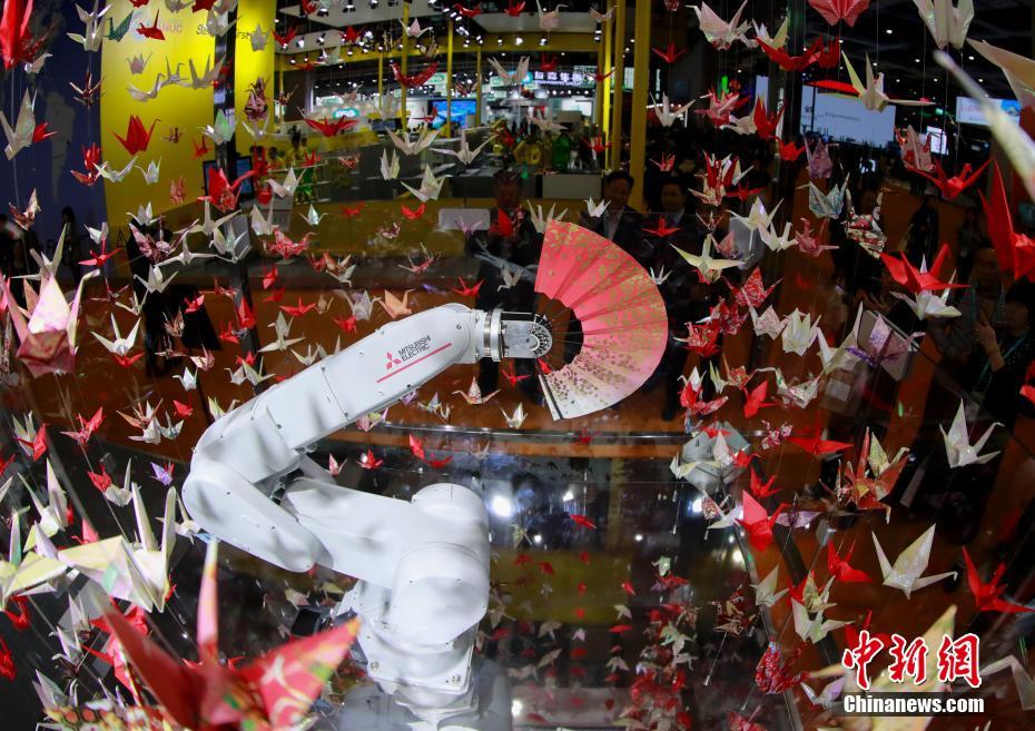 【挥舞折扇的手臂机器人】
　　进博会上一只挥舞着扇子的器械手臂机器人吸引参观者驻足。中新社记者 杜洋 摄 图片来源：中新网