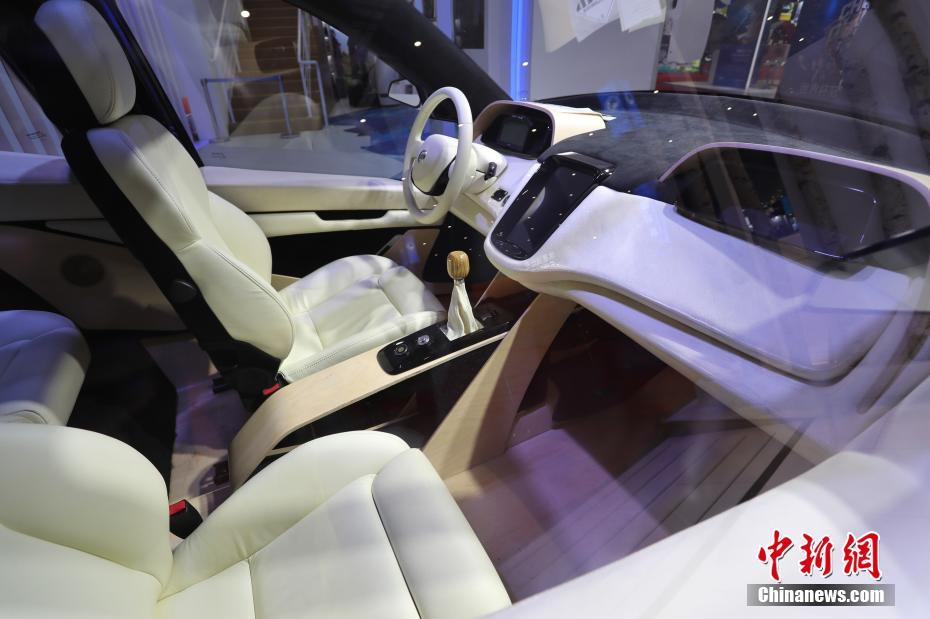 该车大量使用木塑复合材料；控台、座椅、地板都是生物复合材料。 张亨伟 摄 图片来源：中新网
