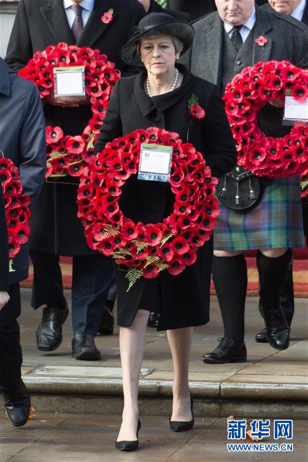 11月11日，在英国伦敦，英国首相特雷莎·梅在纪念活动上献花。 新华社发（雷伊·唐摄） 图片来源：新华网