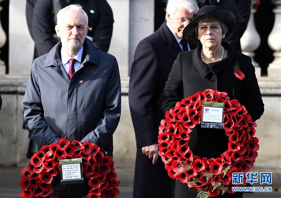 11月11日，英国首相特雷莎·梅（前右）与英国工党领袖科尔宾（前左）在伦敦参加纪念活动。第一次世界大战结束一百周年纪念活动11日在英国伦敦举行。新华社发 图片来源：新华网
