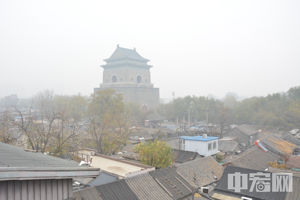 11月14日，北京市气象台继续发布大雾黄色预警信号，北京市空气重污染应急指挥部办公室早前发布空气重污染黄色预警。图为大雾中的钟楼几近“隐身”。 中宏网记者 富宇 摄