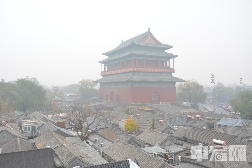 11月14日，北京市气象台继续发布大雾黄色预警信号，北京市空气重污染应急指挥部办公室早前发布空气重污染黄色预警。图为大雾中的鼓楼几近“隐身”。 中宏网记者 富宇 摄
