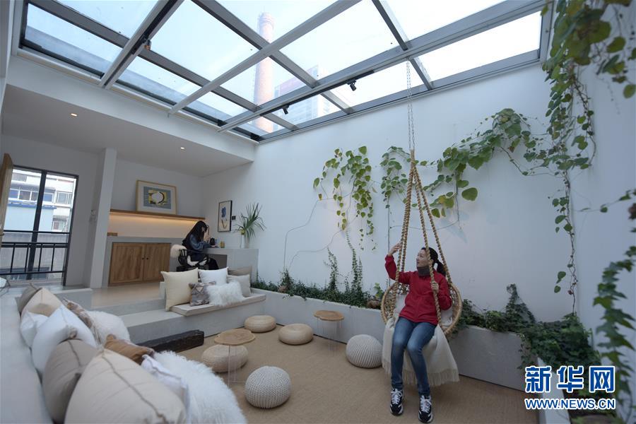 11月13日，游客在合肥“锅庐”文化创意空间的客房内休息。 新华社记者 郭晨 摄 图片来源：新华网