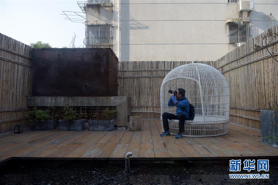 11月13日，摄影师在合肥“锅庐”文化创意空间的一处阳台上拍照。  新华社记者 郭晨 摄 图片来源：新华网