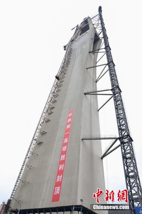 11月13日，记者来到位于贵州省黔南布依族苗族自治州平塘县境内的平塘特大桥建设工程进行探访。平塘特大桥经过两年多的建设，332米高主塔成功封顶，预计2019年年底建成。该桥全长2135米，设计速度80千米/每小时；桥面宽度24.5米。桥塔采用“钻石形”空间塔型，每座塔都由基桩、承台、塔身三部分组成，其中工程编号为16号的主塔塔高332米，为世界最高混凝土桥塔。图为332米高主塔。 中新社记者 瞿宏伦 摄 图片来源：中新网