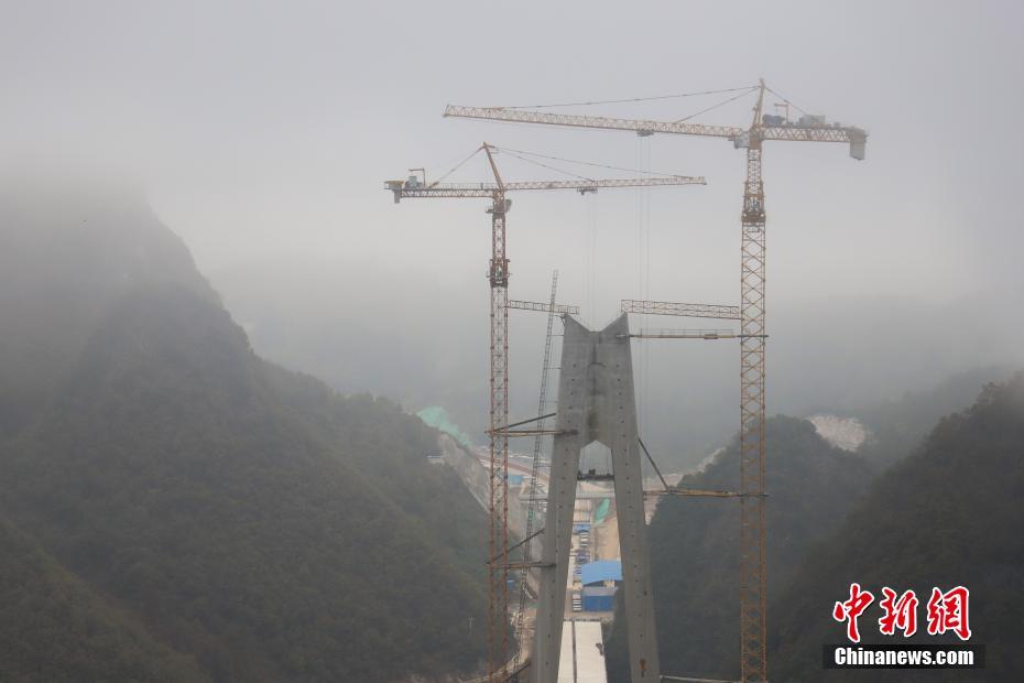 11月13日，记者来到位于贵州省黔南布依族苗族自治州平塘县境内的平塘特大桥建设工程进行探访。平塘特大桥经过两年多的建设，332米高主塔成功封顶，预计2019年年底建成。该桥全长2135米，设计速度80千米/每小时；桥面宽度24.5米。桥塔采用“钻石形”空间塔型，每座塔都由基桩、承台、塔身三部分组成，其中工程编号为16号的主塔塔高332米，为世界最高混凝土桥塔。 中新社记者 瞿宏伦 摄 图片来源：中新网