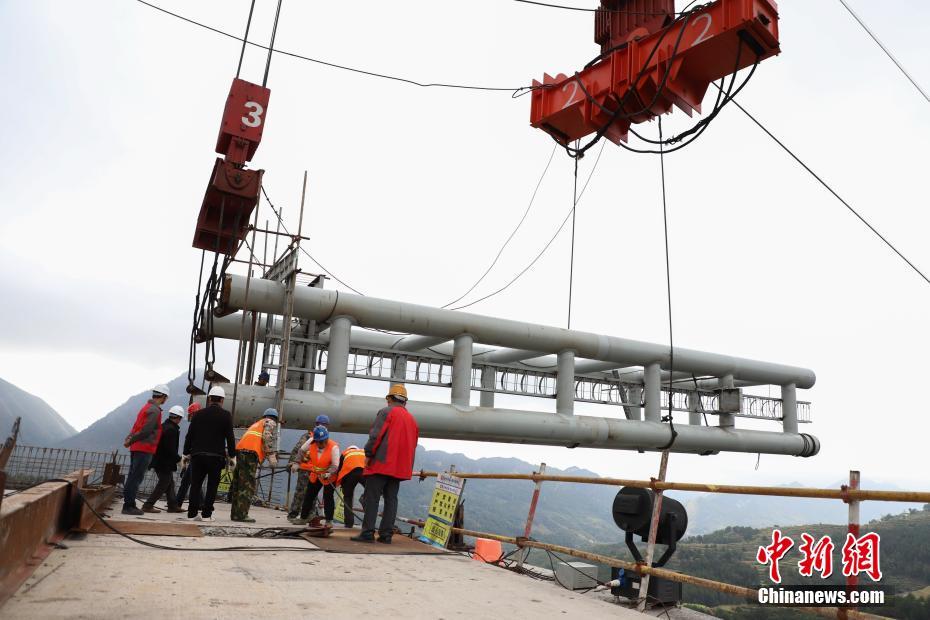 11月14日，贵州省罗甸县，大小井特大桥拱上立柱安装已基本完成。该桥左幅桥长1501米，右幅桥长1486米，其中主桥主跨为450米的上承式钢管混凝土桁架拱，是世界最大跨径上承式钢管混凝土拱桥。大小井特大桥于2016年6月开工建设，预计2019年8月全部竣工。图为工人在对立柱安装做最后的调试工作。中新社记者 瞿宏伦 摄 图片来源：中新网