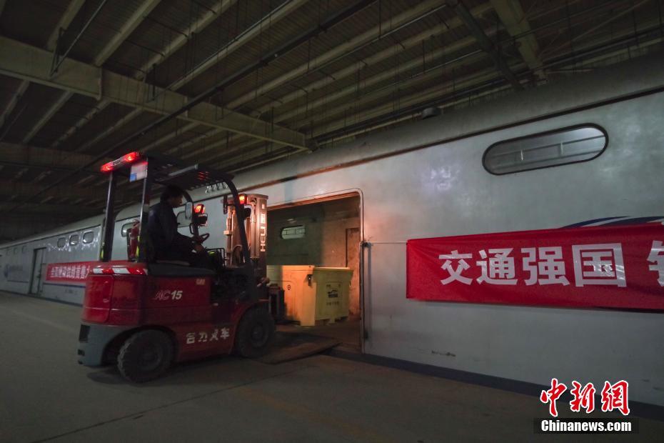 11月14日深夜，位于北京市大兴区的京铁物流中心内，叉车将生鲜货物装入特快货物班列车厢。面对“双十一”后电商激增的生鲜类货运需求，京铁物流中心扩大冷链运输规模，并自主研发新型保温箱，可实时监测箱内温度、追踪运行轨迹，实现110小时全程0-6℃恒温冷藏运输。中新社记者 贾天勇 摄 图片来源：中新网