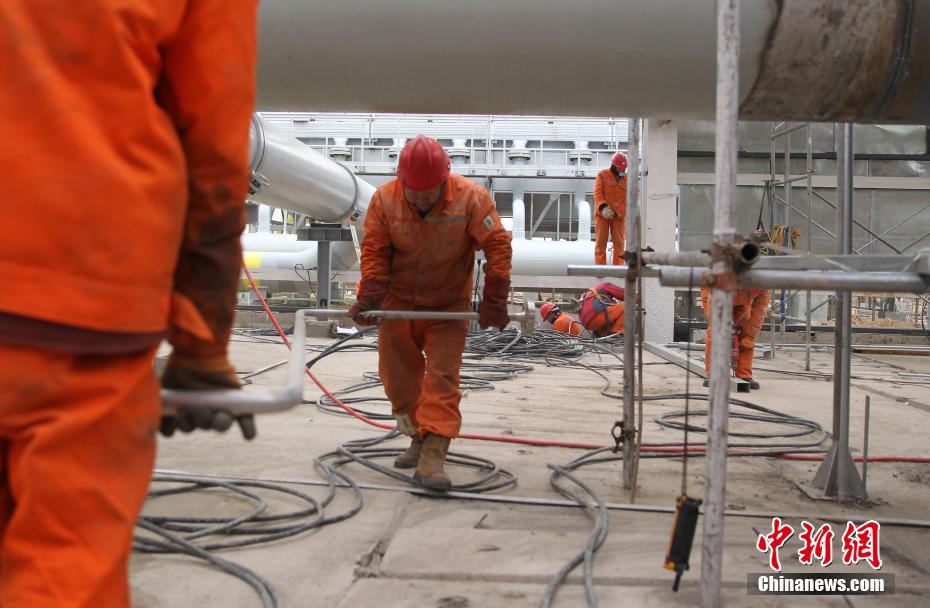 内蒙古托克托压气站员工正在加班加点建设压缩机厂房。中新社记者 苏丹 摄