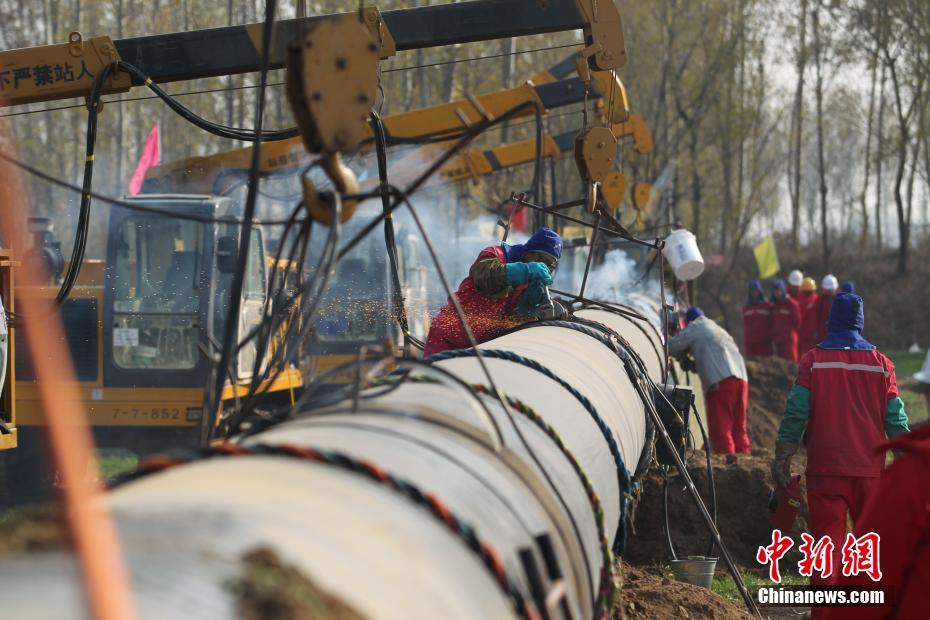 11月15日，北京正式进入供暖季。每年11月到来年3月是北方供暖季，也是用气高峰期。作为首都“供气生命线”，从陕西到北京的“陕京”管道系统承担了北京地区100%的天然气输送任务。从中石油北京天然气管道有限公司获悉，2018年陕京管道计划输气量447.85亿立方米，同比增加61.3亿立方米。根据预测，自11月15日供暖季开启到12月31日，陕京管道系统最低将输送80亿立方米天然气。中新社记者 苏丹 摄
