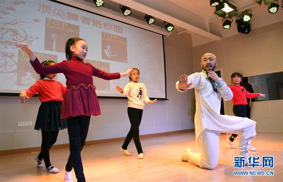 　11月15日，青年舞蹈家李德戈景（前右）在活动中为小学生指导蒙古族舞蹈。

　　当日，由中国舞蹈家协会主办的“顶尖舞者进校园”活动来到西安建筑科技大学附属小学。活动通过舞蹈文化讲座、舞者表演、舞蹈常识讲解和示范等形式，给学生提供感受艺术魅力的平台。

　　新华社记者 李一博 摄