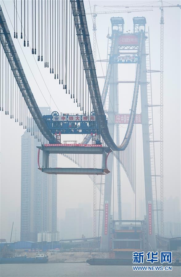 11月15日，1000吨重的钢梁吊装到位。 新华社记者 程敏摄 图片来源：新华网