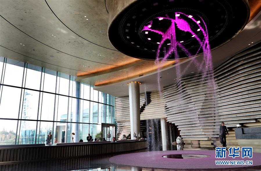 这是世茂洲际酒店大堂内的水幕装置（11月13日摄）。 新华社记者 方喆 摄 图片来源：新华网