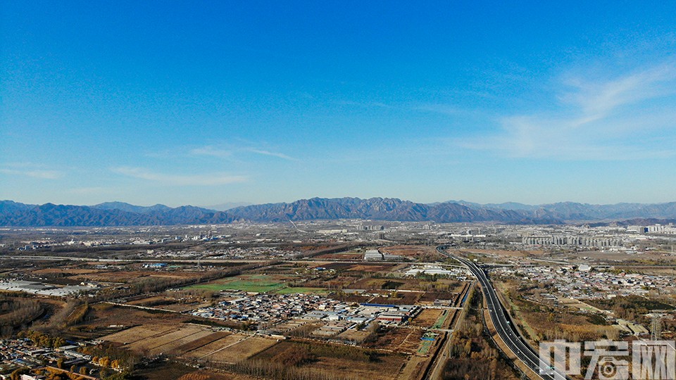 11月16日，京新高速，俯看京郊蓝天。中宏网记者 康书源 摄