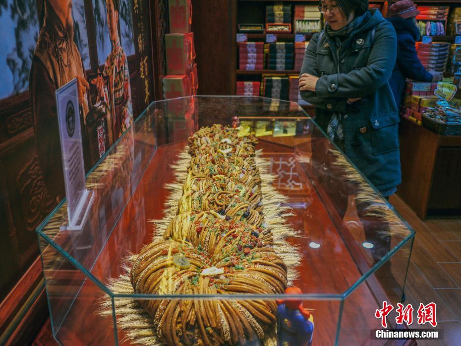 天津桂发祥十八街麻花与狗不理包子、耳朵眼炸糕并称为天津三绝，2014年入选第四批中国国家级非物质文化遗产名录。 图片来源：中新网
