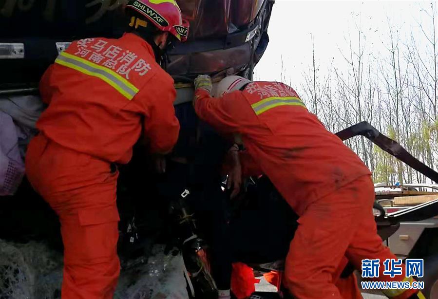 11月19日，救援人员在事故现场实施救援。 新华社发 图片来源：新华网