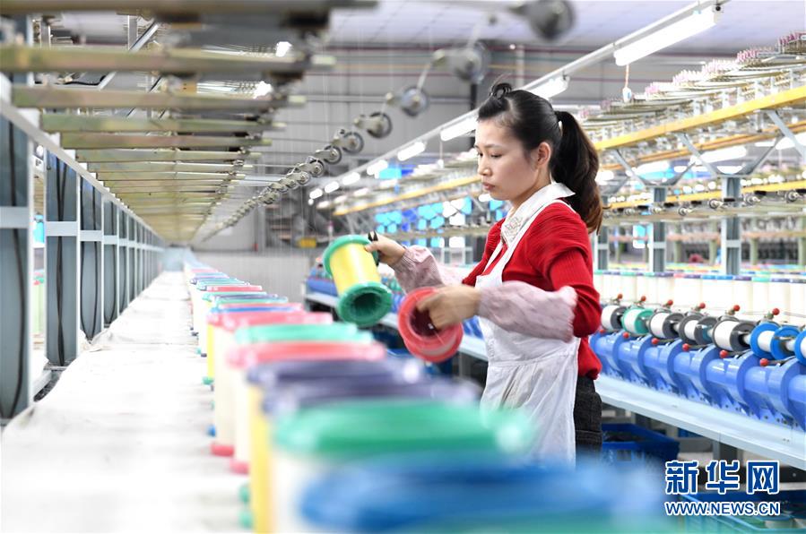 一名工人在广西河池市宜州区一家丝绸厂的缫丝车间忙碌（2017年12月8日摄）。 新华社记者 周华 摄