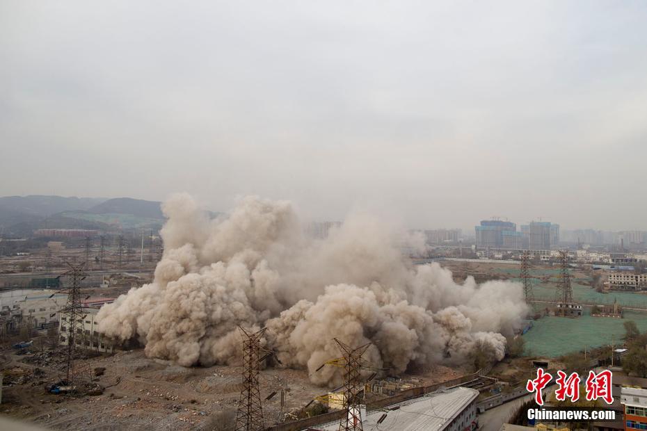 正在爆破拆除的两座105米高冷却塔。张云 摄 图片来源：中新网