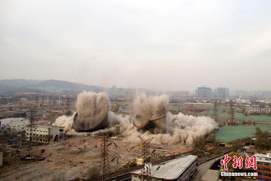 正在爆破拆除的两座105米高冷却塔。张云 摄 图片来源：中新网