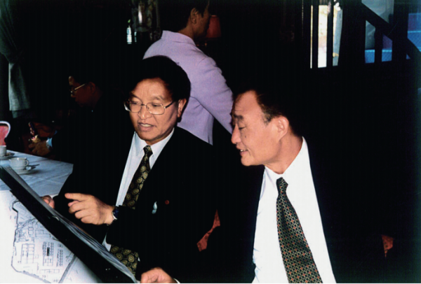 2001年1月30日，张国宝向国务院副总理吴邦国汇报洋山深水港建设论证情况。.png
