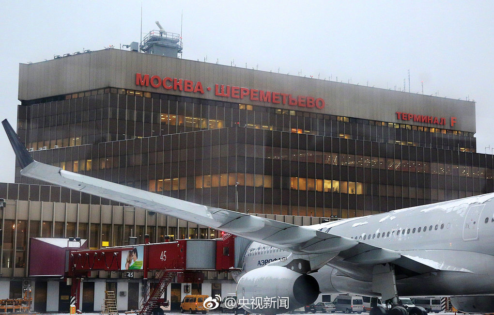 据俄罗斯国际文传电讯社报道，当地时间20日晚间，莫斯科谢列梅捷沃国际机场一架从莫斯科飞往雅典的航班，在起飞过程中发生撞人事故，导致一人死亡。死者为一名25岁的亚美尼亚公民。事故发生的具体原因还在调查当中。央视记者张誉耀 图片来源：央视新闻官方微博