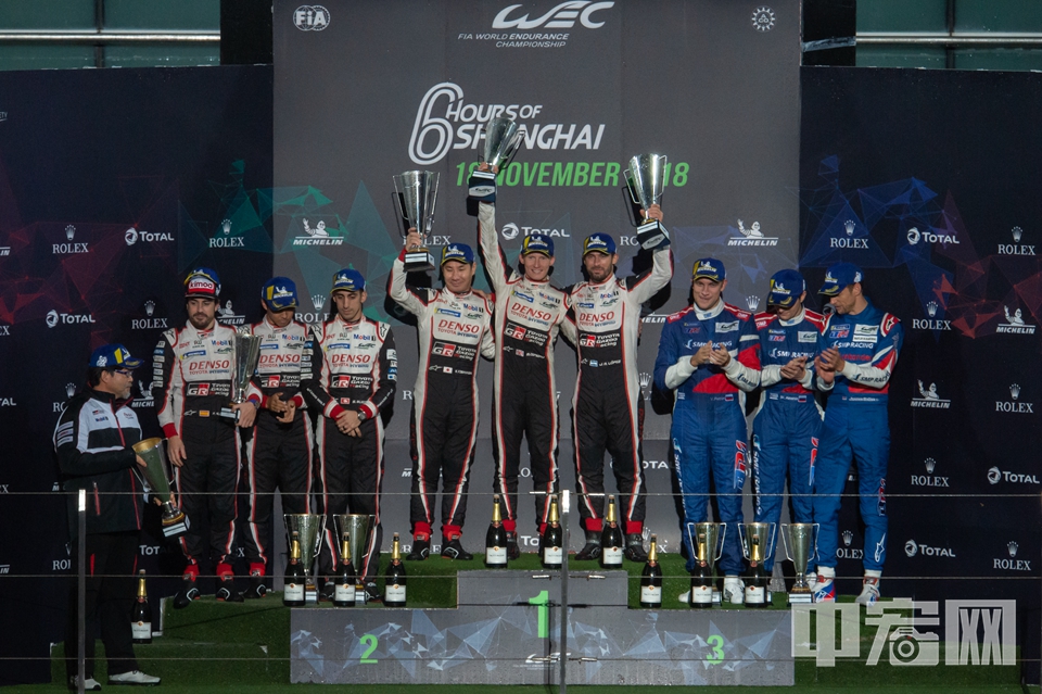 本届LMP1组别则汇聚了F1世界冠军费尔南多·阿隆索、前F1世界冠军简森·巴顿等车坛名将。最终麦克·康维、小林可梦伟和何塞·玛利亚·洛佩兹所在的丰田7号车组杆位起跑，并夺得LMP1组别冠军。 中宏网发 胡光 摄
