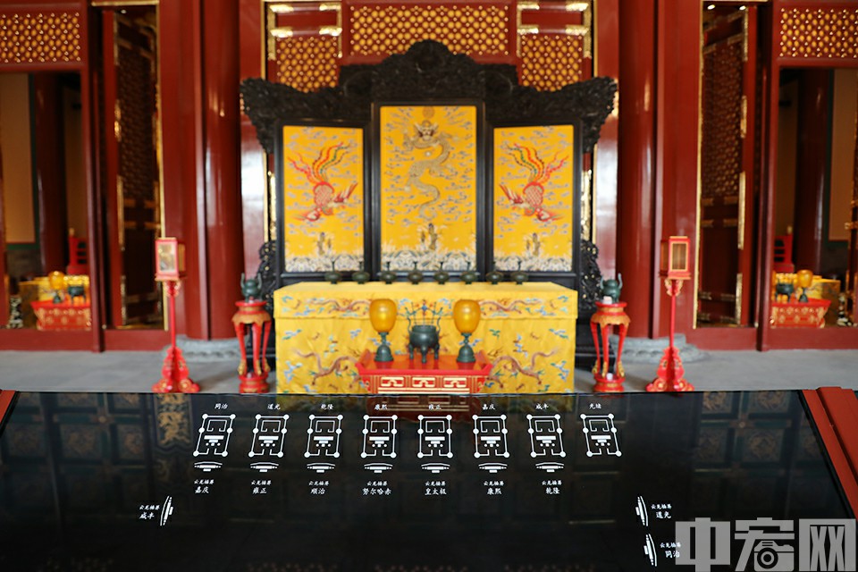 寿皇殿正殿以局部原状式复原为设计理念，按清光绪年代记载还原，仿制74件家具，恢复记载中的大插屏、神龛、云龙大柜等部分陈设，局部还原清光绪年鉴情景。中宏网记者 康书源 摄