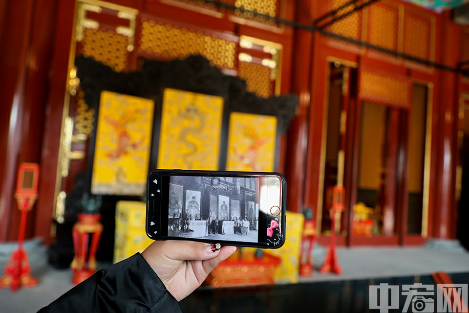 工作人员向记者展示旧时插屏图片。中宏网记者 康书源 摄