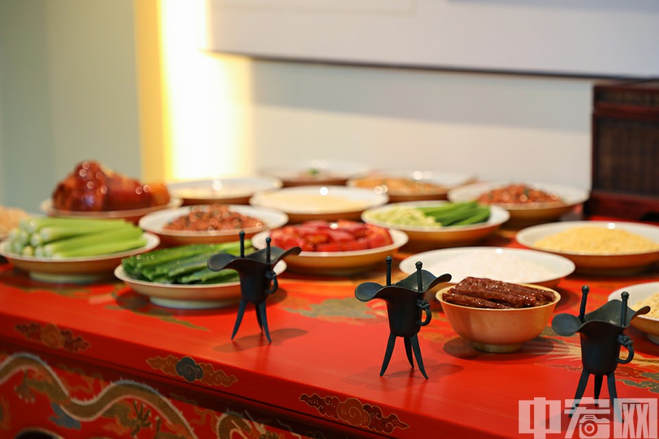 东配殿为寿皇殿祀礼主题展，根据正史史料复原寿皇殿室内陈设品，让观众重回各类典礼现场。图为祭祀贡品。中宏网记者 康书源 摄
