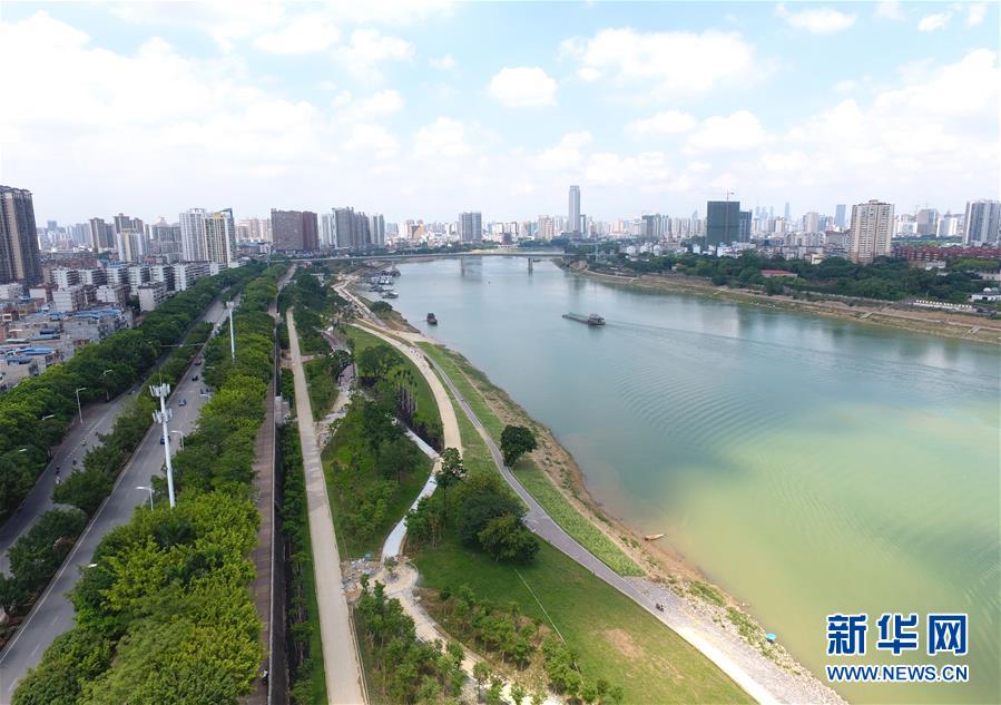 整治后的广西南宁市城区邕江堤岸（5月20日无人机拍摄）。  新华社记者 周华 摄