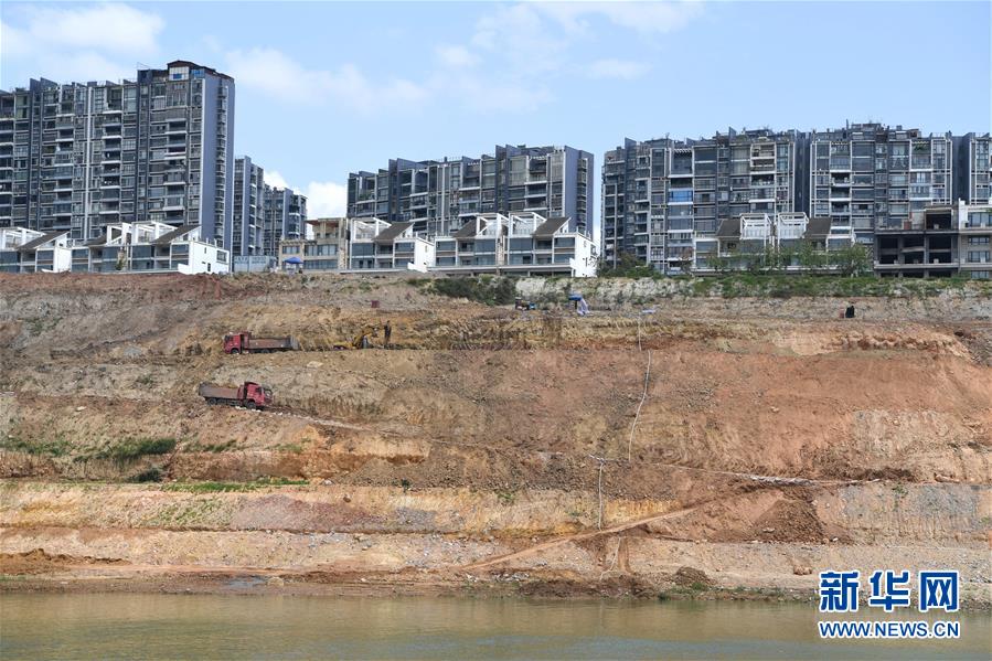 在广西南宁市，施工车辆在进行邕江堤岸整治作业（5月18日摄）。新华社记者 周华 摄