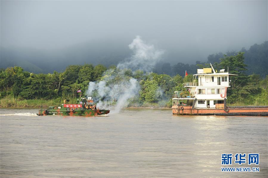 11月21日，联合巡逻执法编队演练营救民船。 新华社记者 谢子艺 摄