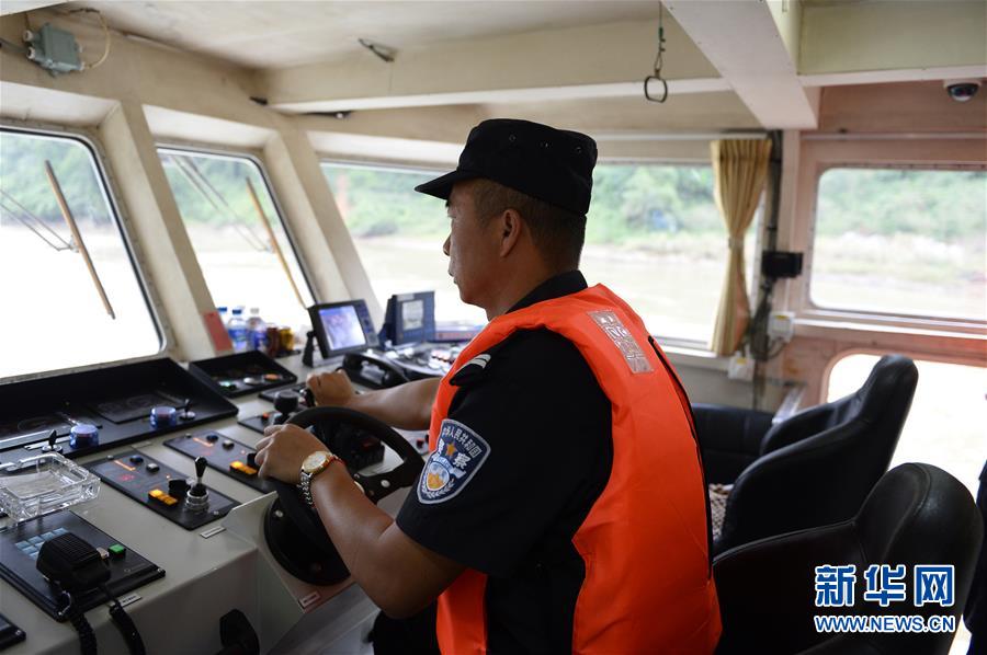 11月20日，操舵兵在第76次中老缅泰湄公河联合巡逻执法行动中驾驶执法艇。新华社记者 谢子艺 摄
