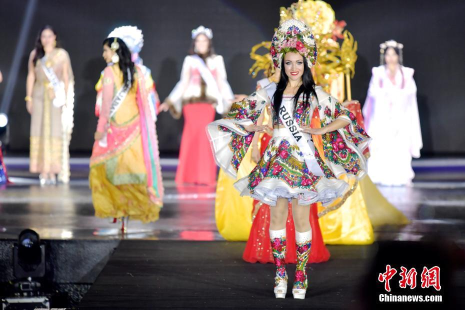 12月1日晚，2018第二十二届MRS.GLOBE环球夫人大赛全球总决赛在深圳世界之窗举行。 中新社记者 陈文 摄 图片来源：中新网