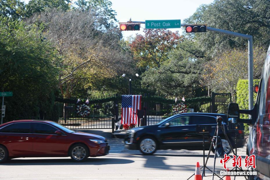 当地时间12月1日，休斯敦民众在美国前总统老布什于休斯敦的家门口挂上国旗、摆上鲜花，表达哀悼。美国第41任总统乔治·赫伯特·沃克·布什于当地时间11月30日晚在休斯敦家中去世，享年94岁。 中新社记者 曾静宁 摄 图片来源：中新网