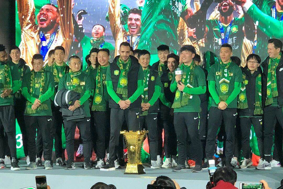 12月1日，拿下足协杯决赛冠军的国安一线队全体球员来到文化节现场，与球迷们“零距离”互动，并参加各类老北京文化的体验活动。