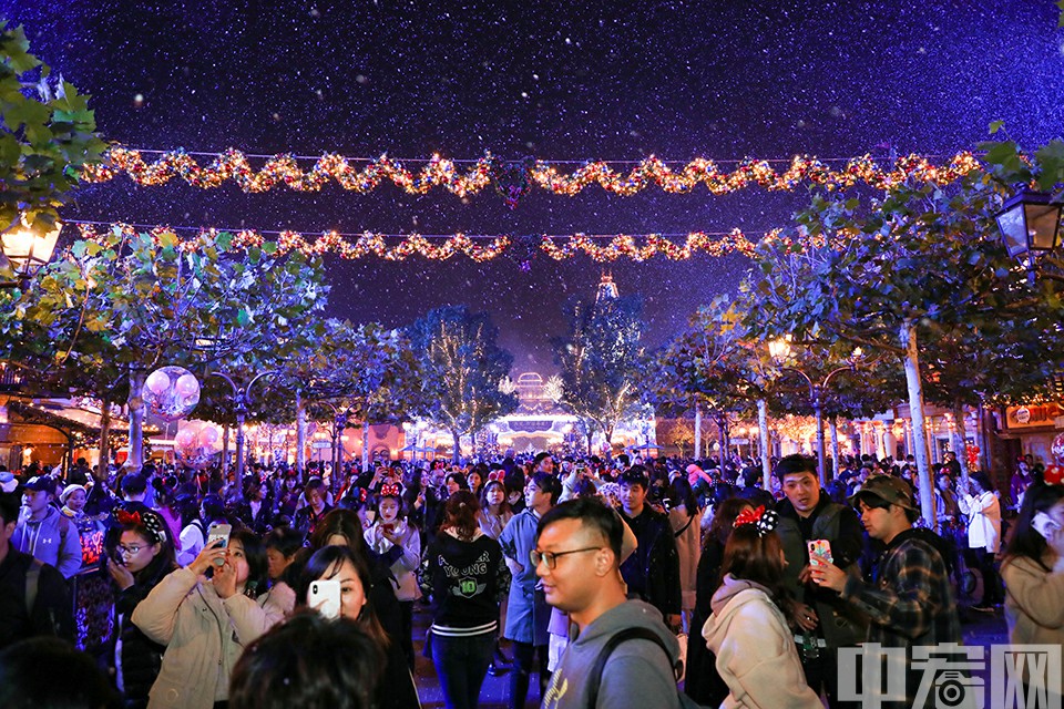近日，上海迪士尼乐园的全新娱乐演出“米奇大街：冬日仙境”将用漫天飞舞的雪花为这里增添浪漫的氛围，这样的美景将一直持续至2019年的第一天。 中宏网记者 康书源 摄