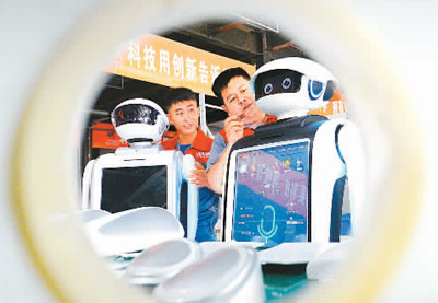图为在河北邯郸一家智能机器人生产企业，技术人员在安装智能机器人。.jpg