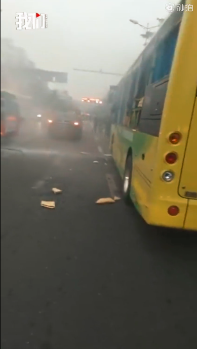 12月5日下午5点31分，四川乐山夹江县一辆3路公交车因不明原因爆炸，汽车玻璃碎裂。17名受伤人员已送医院救治，现场无人员死亡。<br/>
事后，事件现场监控曝光，画面显示一男子排在队尾上车后，点燃布包内疑似爆炸物扔出。截至发稿17名伤者均已接受救治，无生命危险。<br/>
图片来源：微博新京报我们视频、微博头条新闻截图